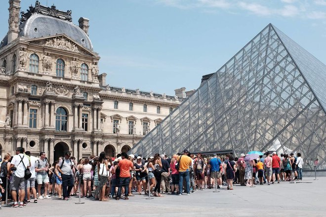 Pariški biser Louvre vsako leto obišče več kot deset milijonov ljudi. FOTO: Reuters