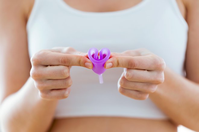 Mnoge prisegajo na menstrualno skodelico iz medicinskega silikona.