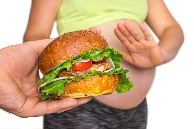 Za zdravje otroka je ključnega pomena zdrava in uravnotežena prehrana tri mesece pred načrtovanim spočetjem, med nosečnostjo in dojenjem ter prvi dve leti otrokovega življenja. FOTO: Guliver/Getty Images