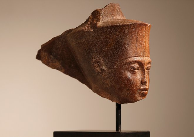 Mladi faraon je upodobljen kot bog Amun. FOTO: Reuters