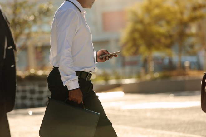 Mnogi si ne predstavljajo več hoje brez telefona v roki. FOTO: Guliver/getty Images