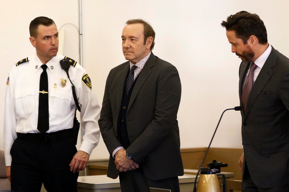 Fotografija: Kevin Spacey (v sredini, v družbi obvetnika Alana Jacksona) je na zaslišanju v Nantucketu januarja letos zanikal obtožbe o spolnem nadlegovanju. FOTO: Reuters