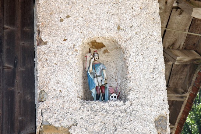 Kipec sv. Florjana v niši kozolca
