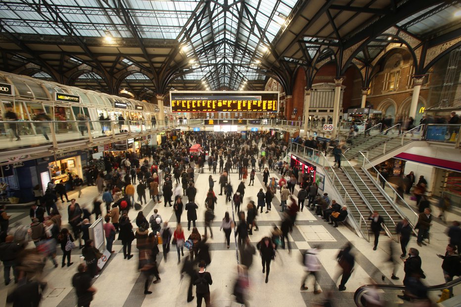 Fotografija: Na glavni železniški postaji Liverpool Station se je 90 minut po razglasu četrte stopnje ukrepov trlo ljudi. Slika je simbolična. Foto: Jure Eržen