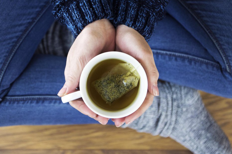 Fotografija: Dve skodelici zelenega čaja na dan za lepo postavo. FOTO: Thinkstock
