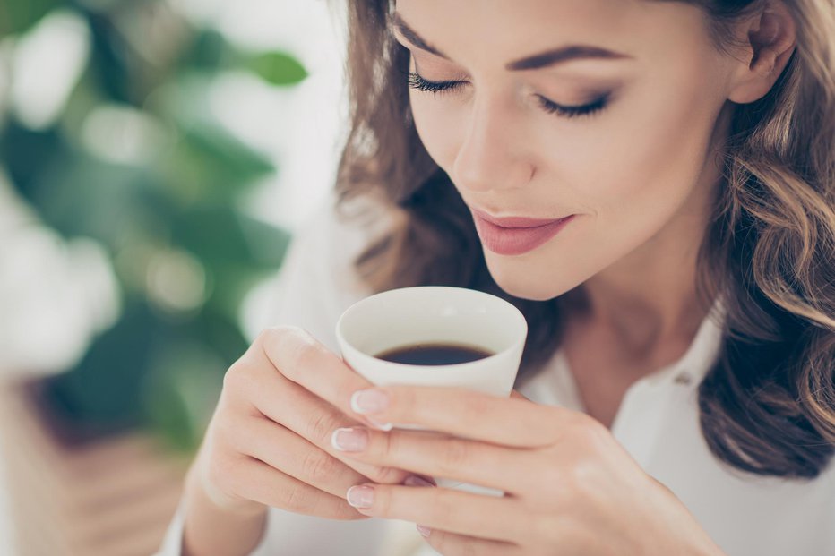 Fotografija: V kombinaciji s hormonsko kontracepcijo si privoščite največ dve skodelici kave na dan. FOTO: Thinkstock