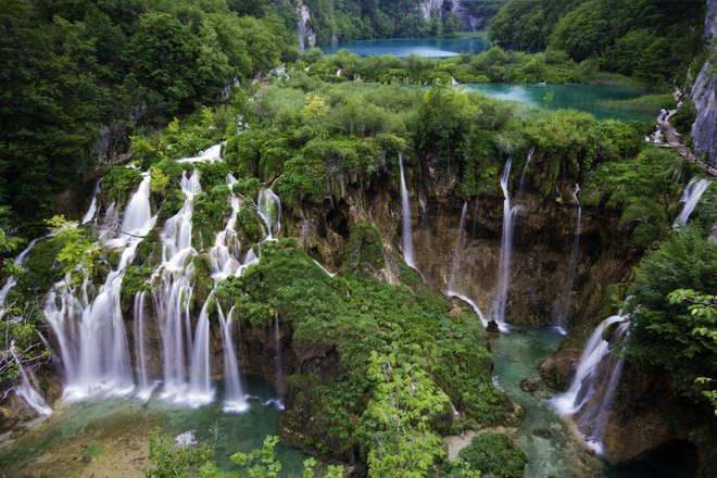 Za popolno fotko v hrvaškem narodnem parku Plitvice so turisti pripravljeni tvegati življenje.