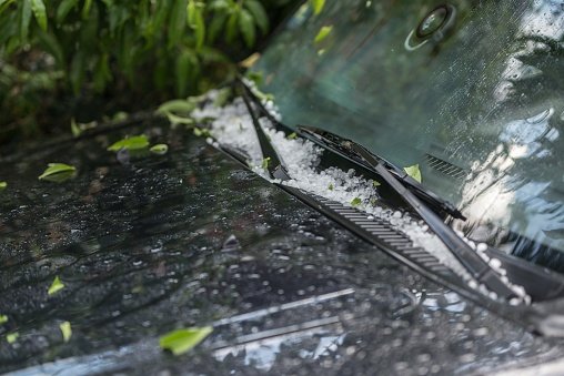 Fotografija: Toča vam lahko uniči avtomobil, ustavljanje pod nadvozi ali v predorih pa življenje. FOTO: Getty Images/istockphoto