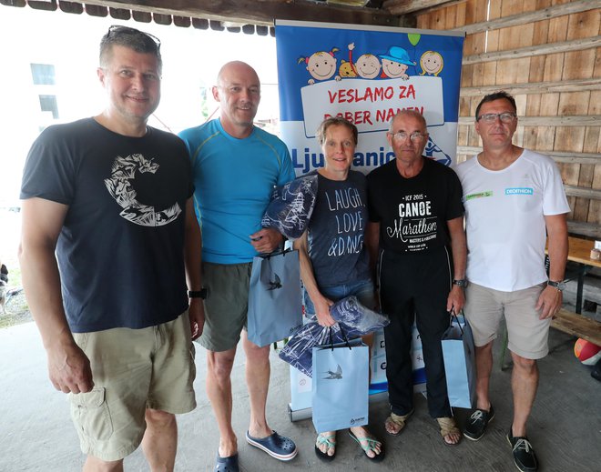 Andrej Jelen in Anton Pregelj sta srčno čestitala Bojanu Lenartu, Evi Ferjan in Niku Svoljšku, ki so na čolnu preživeli noč in vremenske ujme.