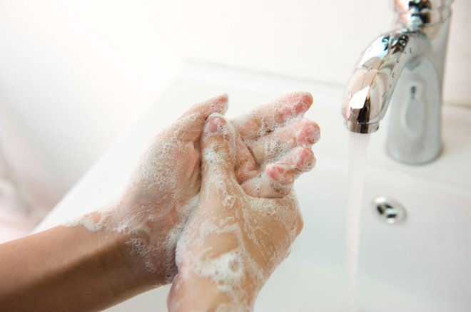 Skrbno si je treba umivati tudi roke. FOTO: Thinkstock Getty Images/istockphoto
