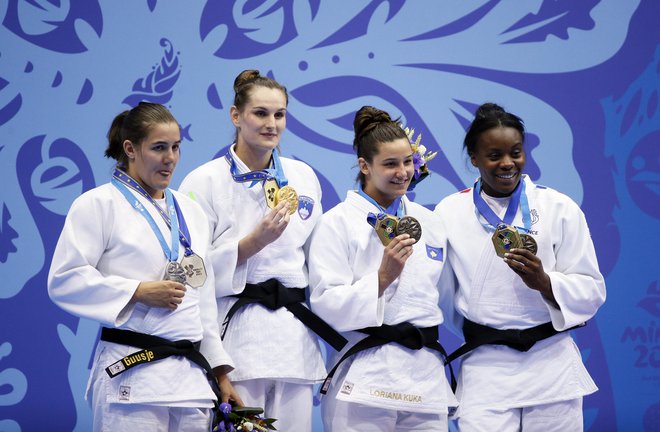 Klara Apotekar (druga z leve) je novopečena evropska prvakinja v kategoriji do 78 kilogramov. FOTO: Reuters
