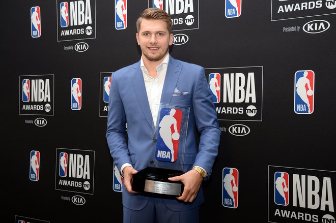 Luka Dončić s svojo prvo (in bržkone ne zadnjo) trofejo v ligi NBA FOTO: Reuters