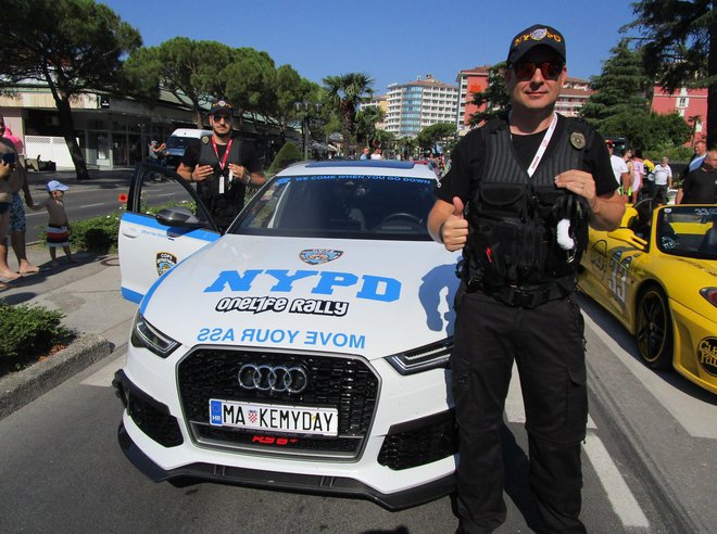 Voznik audija RS v uniformi newyorške policije FOTO: Janez Mužič