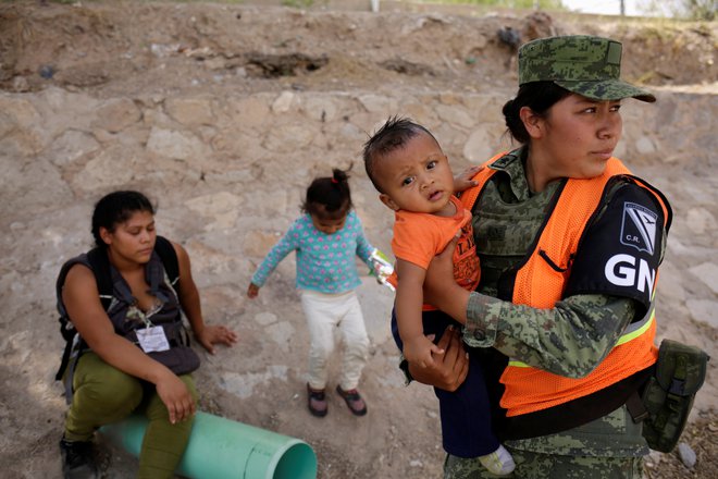 Prebivalci Hondurasa na migrantski poti. FOTO: Jose Luis Gonzalez, Reuters