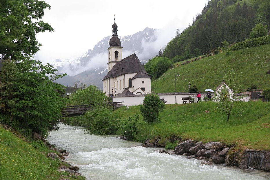 Fotografija: Cerkev svetega Sebastjana je zaščitni znak nemške gorniške vasice Ramsau. FOTO: Špela Ankele