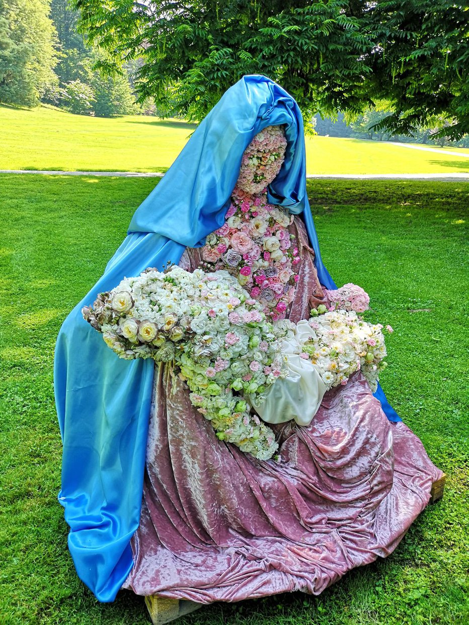 Fotografija: Cvetlična Pietà. FOTO: Primož Hieng