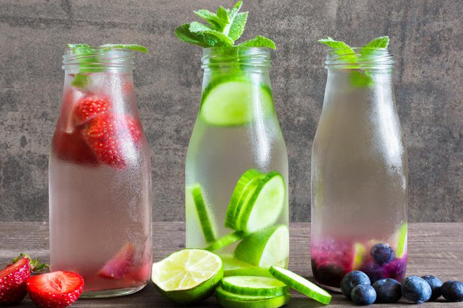 Vodo lahko obogatimo s sadjem ali zelenjavo.