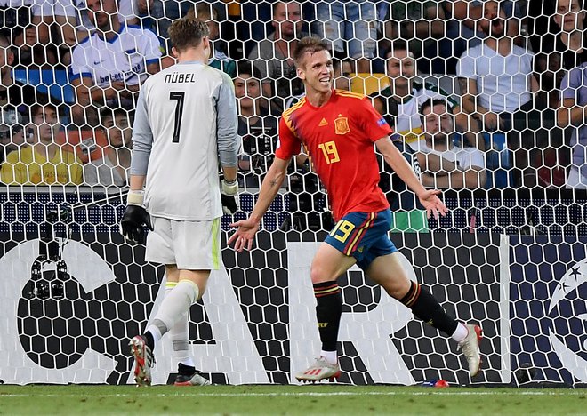 Dani Olmo (desno) je bil najboljši strelec španske reprezentance na v nedeljo končanem evropskem prvenstvu do 21 let v Italiji. FOTO: Reuters