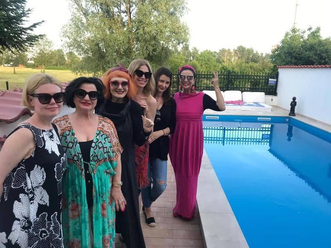 Rojstni dan je proslavila z domačo zabavo s prijateljicami, med njimi je bila tudi Josipa Lisac. Fotografiji: instagram