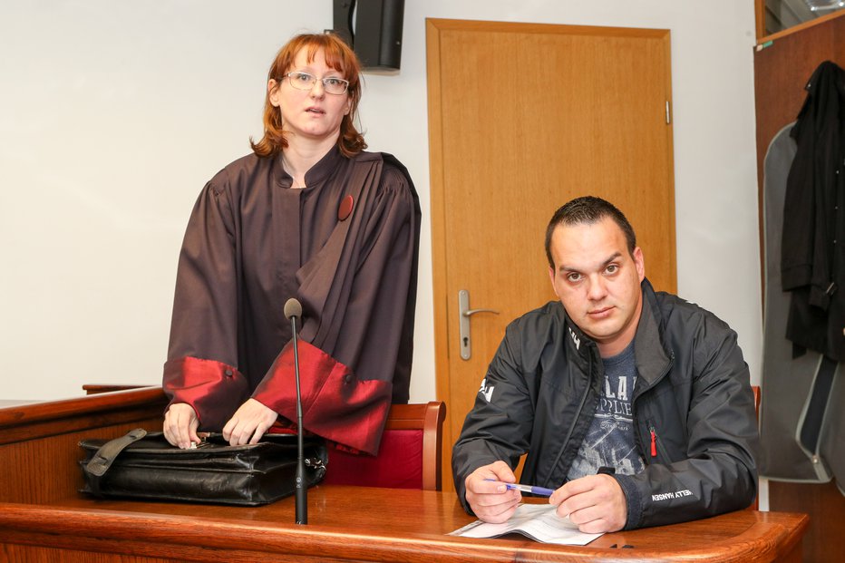 Fotografija: Urošu Smiljiću in njegovi odvetnici Maji Vagaja je uspelo na delovnem sodišču dokazati, da je bila odpoved nezakonita. Foto: Marko Feist
