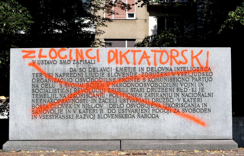 Fotografija: Neznanci so uničevali spomenike po Ljubljani. FOTO: Igor Mali 