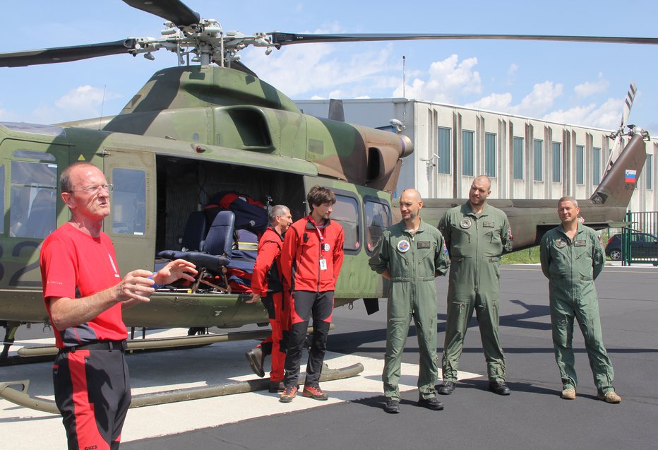 Fotografija: Toni Smolej (levo) je predstavil ekipo za posredovanje iz zraka. FOTO: Boštjan Fon