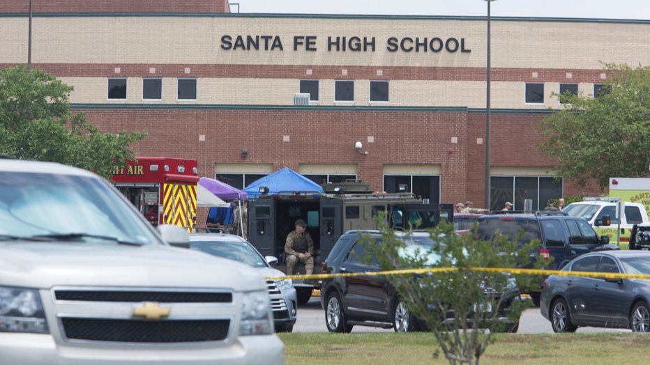 Fotografija: Na srednji šoli v Santa Feju je moril 17-letnik. FOTO: Reuters