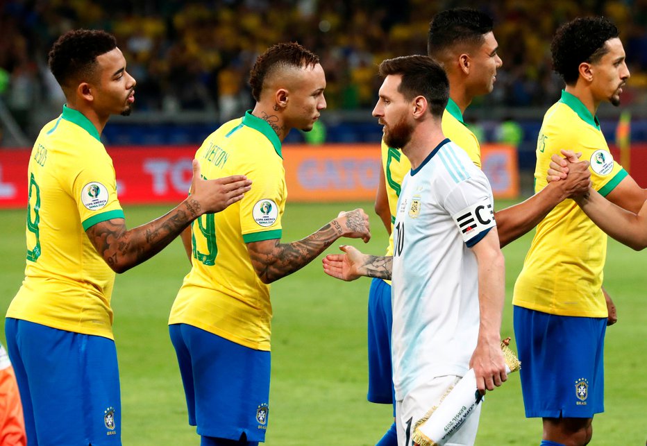 Fotografija: Argentinskemu zvezdniku Lionelu Messiju po porazu ni preostalo drugega, kot da je čestital Brazilcem. FOTO: Reuters