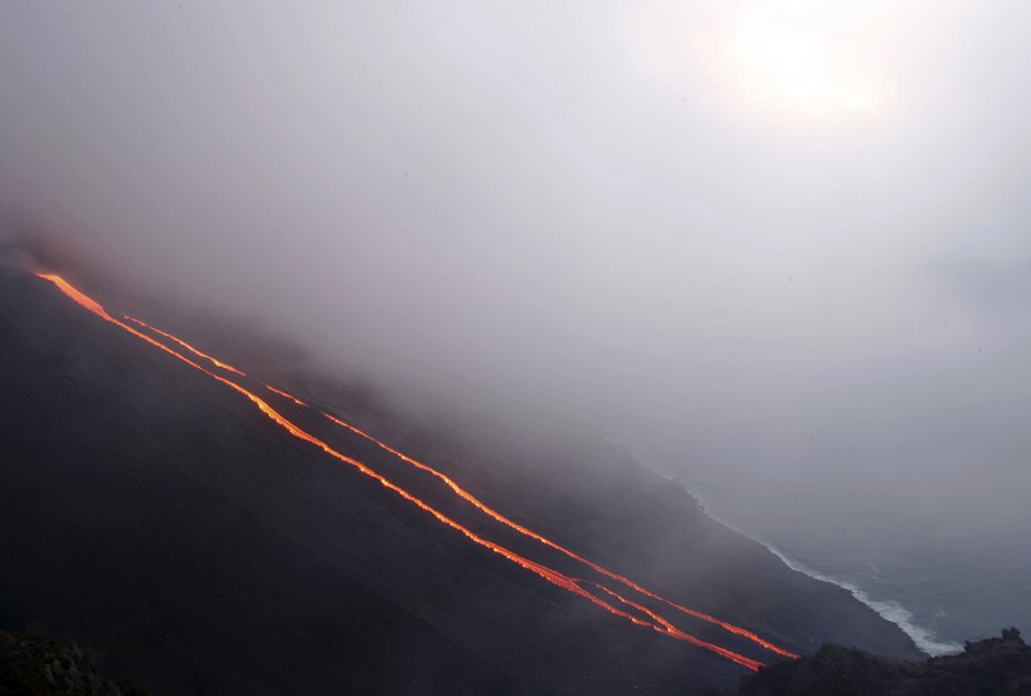 Fotografija: Izbruh vulkana Stromboli leta 2007. FOTO: Antonio Parrinello, Reuters