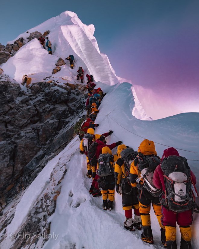Vse letošnje žrtve na Everestu so umrle zaradi zastojev in predolgega zadrževanja na območju smrti. FOTO: Elia Saikaly