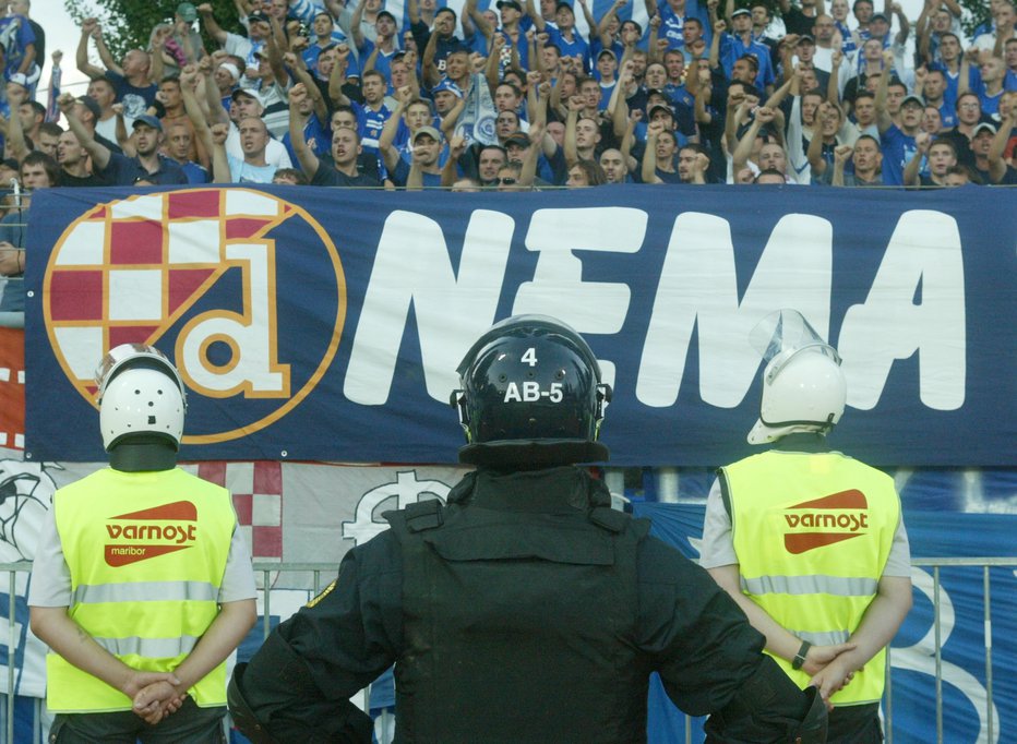 Fotografija: Zagrebški huligani so se do stadiona prebili čez gozd, nato so jih ustavili policisti in prišlo je do fizičnega obračunavanja. FOTO: Jure Eržen