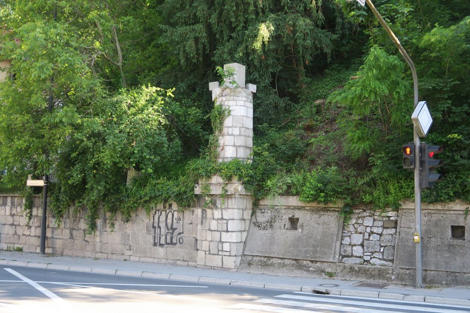 Fotografija: Kamniti spomenik na zunaj ne spominja na ostanek nekdanje mitnice. FOTO: JANEZ PETKOVŠEK