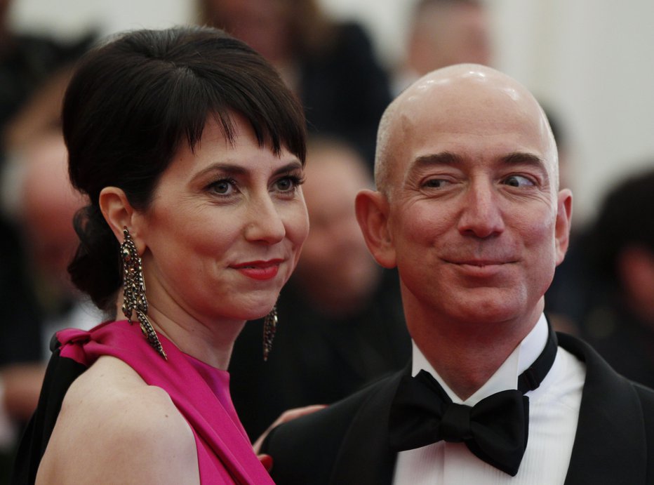 Fotografija: Jeff Bezos z ženo Mackenzie. FOTO: Reuters
