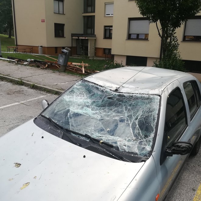 Poškodovani so bili tudi avtomobili. FOTO: Aleš Andlovič