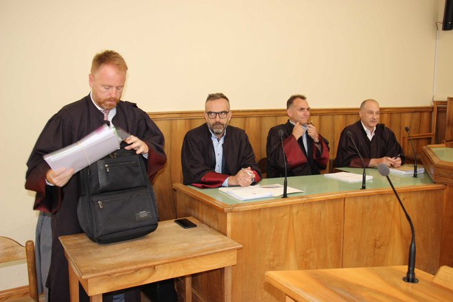 Dva obtoženca, štirje odvetniki; Uroš Čop, Matjaž Medle, Dušan Medved in Igor Smolej. FOTO: Tanja Jakše Gazvoda