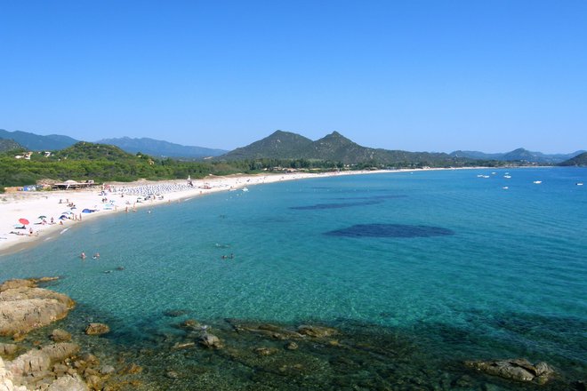 Prava drama se je odvijala na čarobni plaži na Sardiniji.