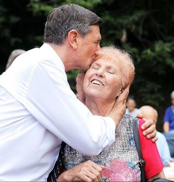 Borut Pahor z učiteljico Gabi na slovesnosti v Kožbani v Goriških brdih. FOTO: Instagram, posnetek zaslona