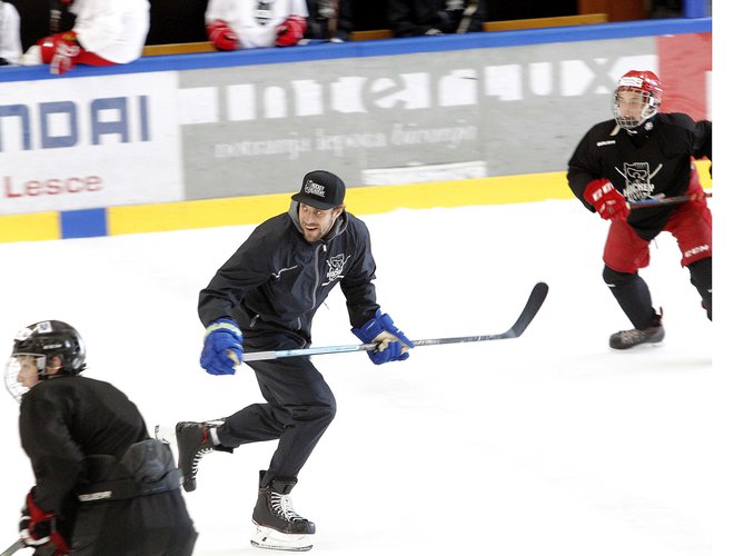 Anže Kopitar je s Tomažem Razingarjem spet dejaven na hokejski akademiji, ki tokrat gosti 130 otrok iz 13 držav. FOTO: Mavric Pivk