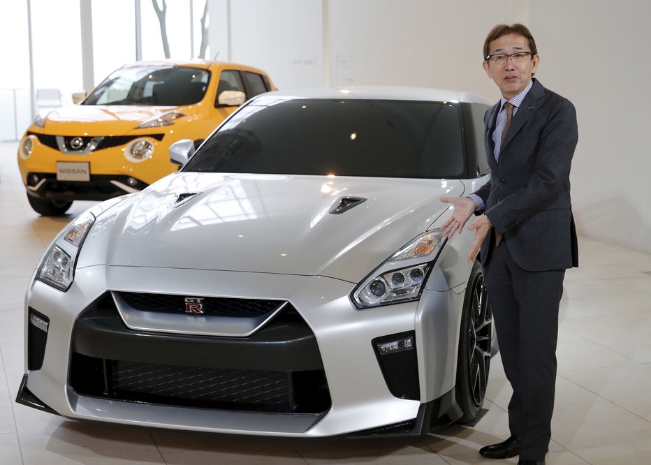 Fotografija: Tudi pri Nissanu prisegajo na glinene makete. Na fotografiji vodja oblikovanja Širo Nakamura pred glinenim GT-R. FOTO: Reuters