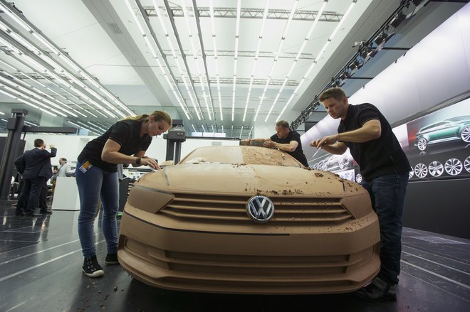 Pri razvoju sodobnih avtomobilov kombinirajo računalniško oblikovanje in glinene makete. FOTO: Reuters