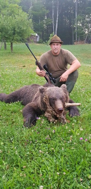 Fotografija: Matjaž Pekolj je uplenil prvega medveda v lovišču LD Dobrnič. FOTO: Ld Dobrnič