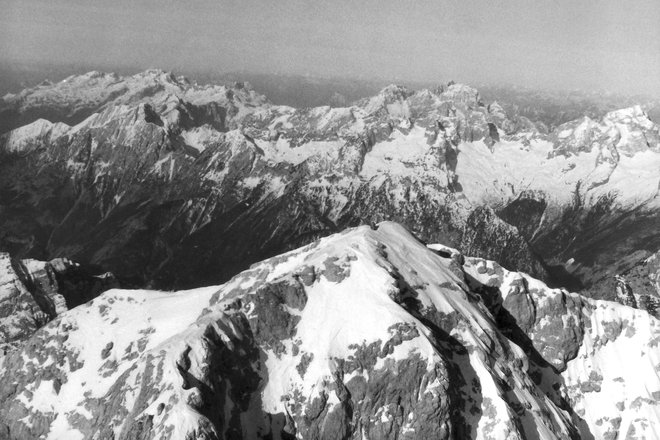 Šele 1. marca 1975 je bil opravljen prvi prelet vrha Triglava s helikopterjem. Pilotiral je Drago Hanžel, spremljevalec je bil gorski reševalec Franci Ekar, ko je že imel v žepu tečaj za letalca reševalca. FOTO: Franci Ekar