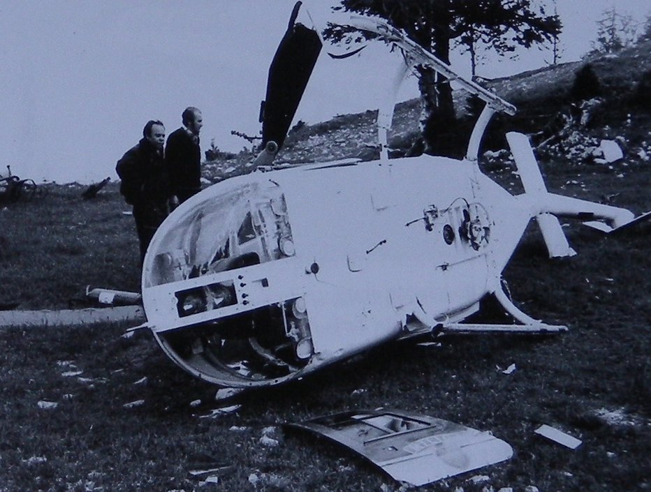 Fotografija: Pilot Andrej Andolšek in tehnik letalec Emil Stepančič med ogledom razbitin helikopterja bell 206 FOTO: Mirko KunŠiČ