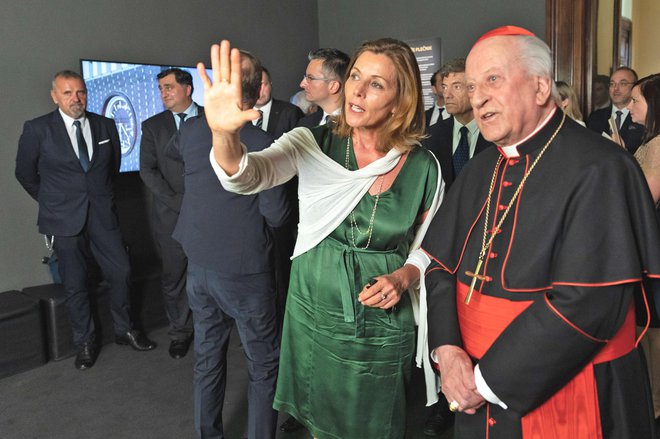 Barbara Jatta, direktorica Vatikanskih muzejev, in kardinal Franc Rode občudujeta Plečnikovo sakralno posodje na razstavi v Pinacoteci Vaticani. FOTO: Andrej Peunik/MGML