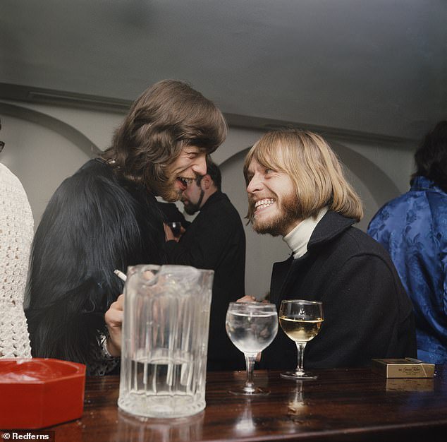 Seme razkola je zasadil menedžer skupine, prepričan, da bi glavnino pozornosti moral žeti Mick Jagger.
