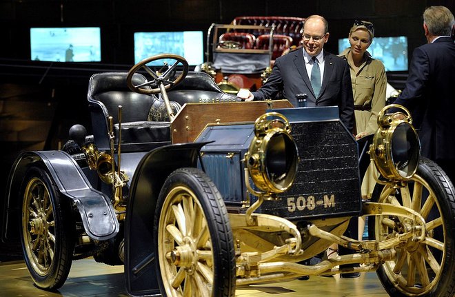 Monaški knez Albert II. v svojem muzeju avtomobilov.<br />
FOTO: guliver/GETTY IMAGES
