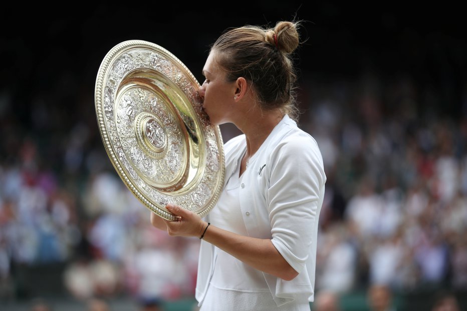 Fotografija: V Wimbledonu ni slajšega teniškega poljuba, kot je bil tokrat ta Simone Halep zmagoviti lovoriki. FOTOgrafiji: Reuters