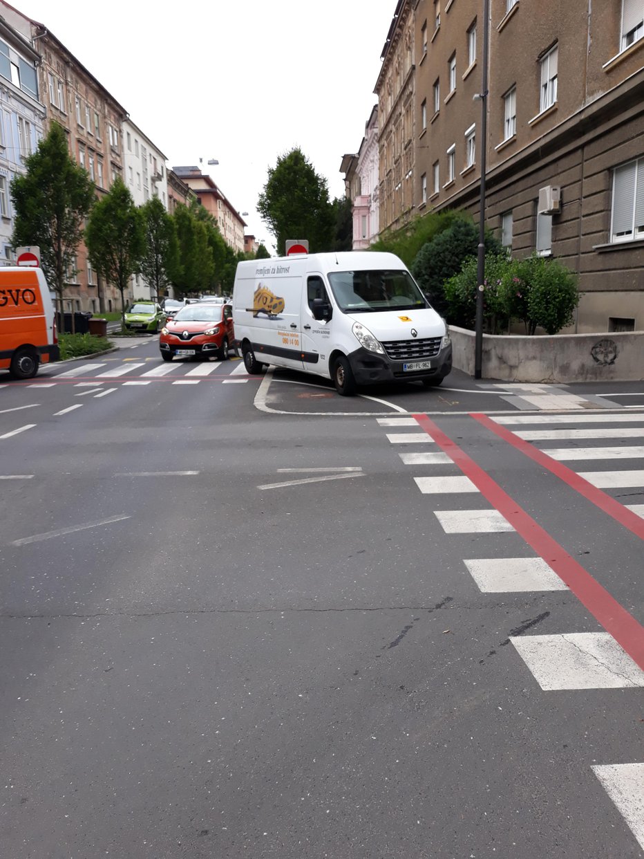Fotografija: Parkiranje sredi Maribora voznika dostave Pošte Slovenije. FOTO: Bralec Slovenskih novic