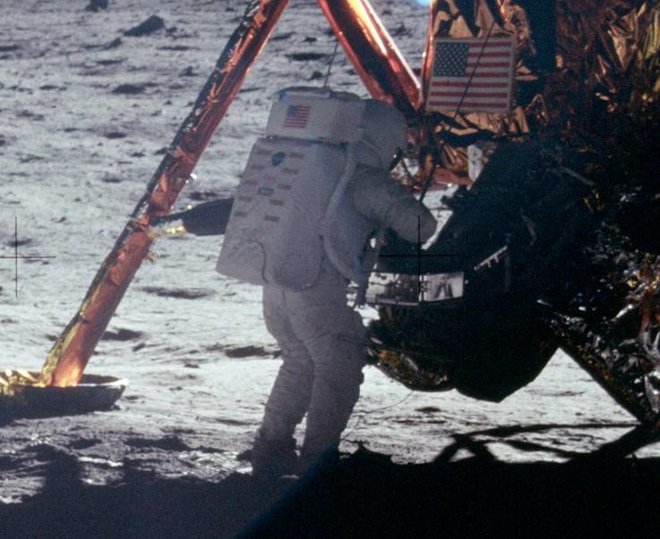 Aldrin je takole posnel Armstronga: gre za eno redkih Armstrongovih fotografij, saj je večinoma on v roki držal fotoaparat.