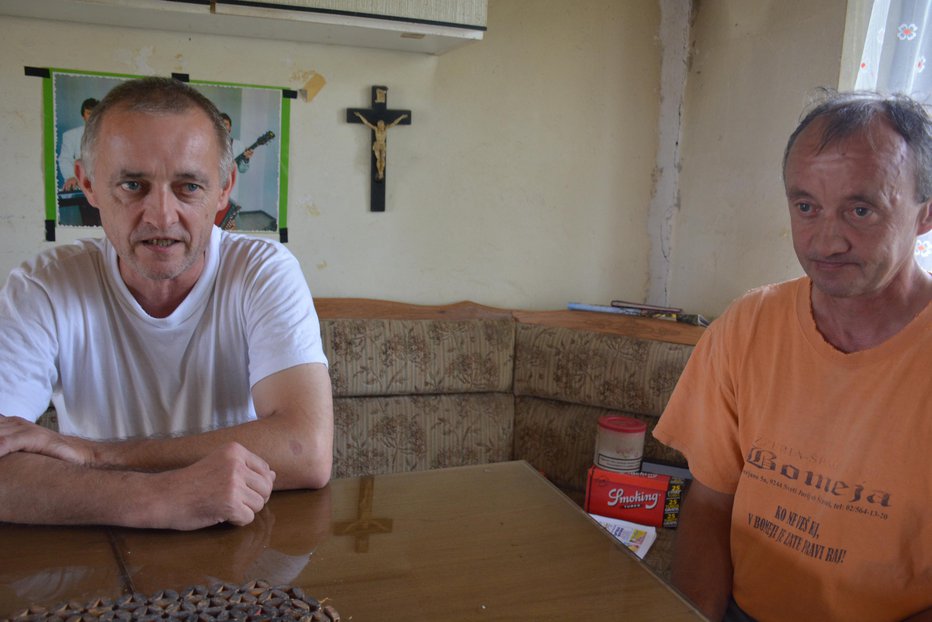 Fotografija: Srečko in Branko Čolnik sta še lani živela v hiši, ki je grozila, da se bo zrušila na njiju. FOTO: Oste Bakal
